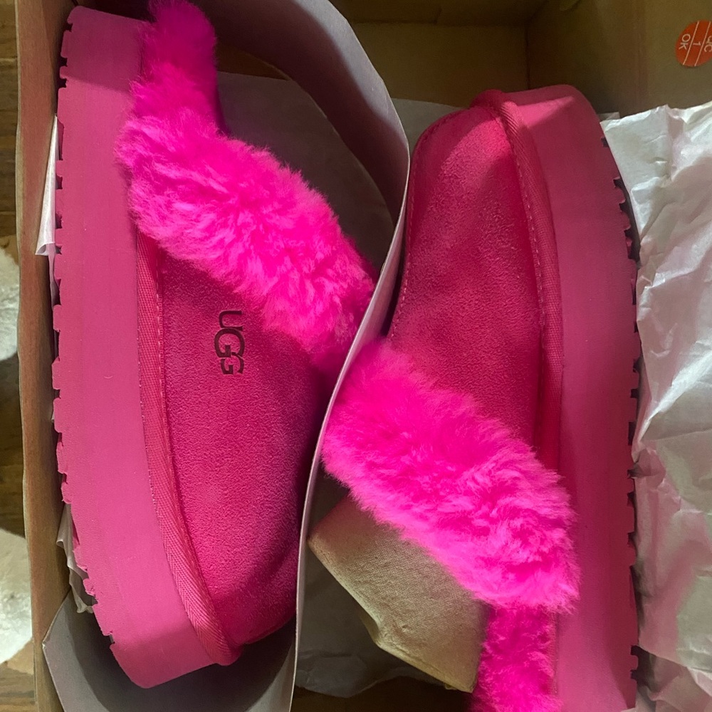 Women’s Disquette Slip on Flats. Hot pink. Size 9.
